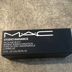 MAC Cosmetics Studio Radiance Foundation W3